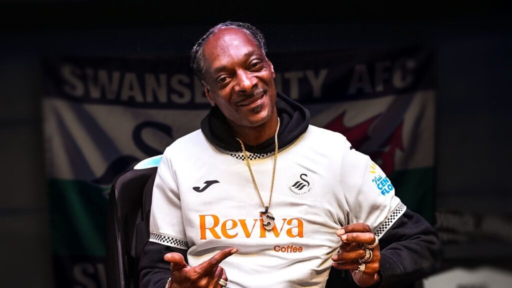 Snoop Dogg é o novo acionista do Swansea City.