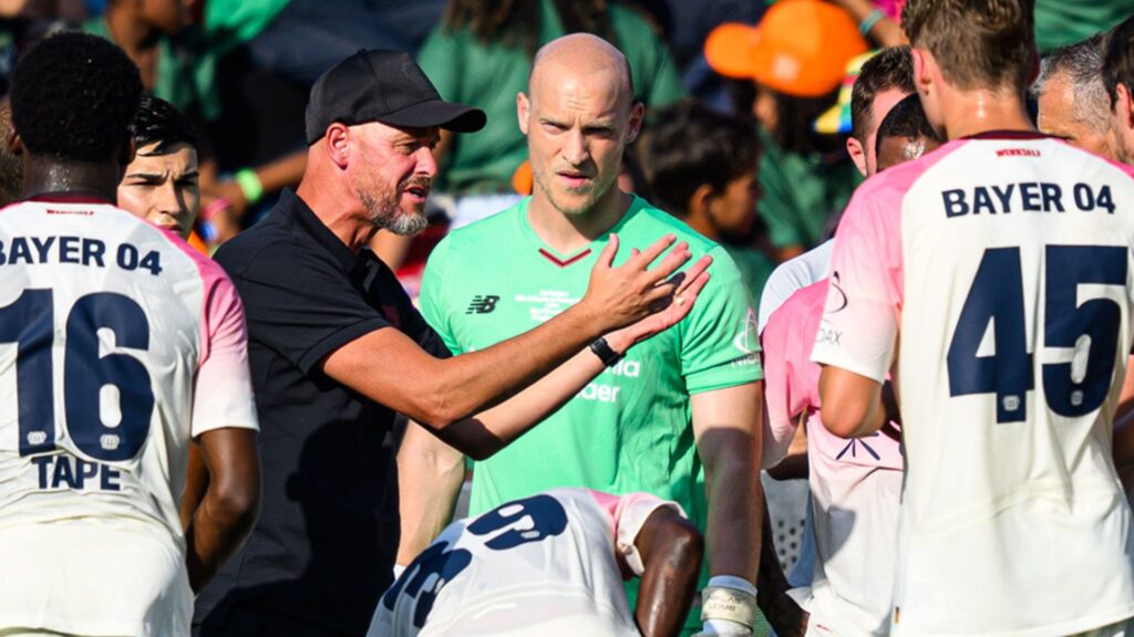 Erik ten Hag durante amistoso entre Bayer Leverkusen e Flamengo sub-20 (Foto: Reprodução)