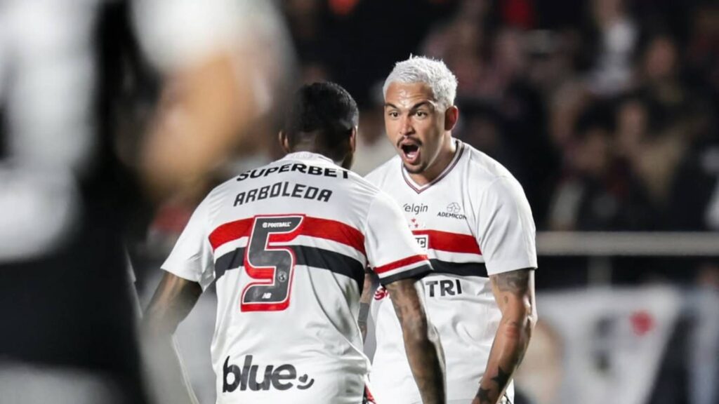 Luciano brilhou e marcou duas vezes na vitória no clássico. Foto: Paulo Pinto / São Paulo FC