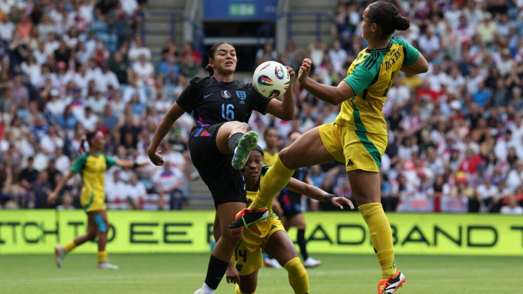 Carter ( de preto) em joga da Eurocopa. Foto: Darren Staples / AFP