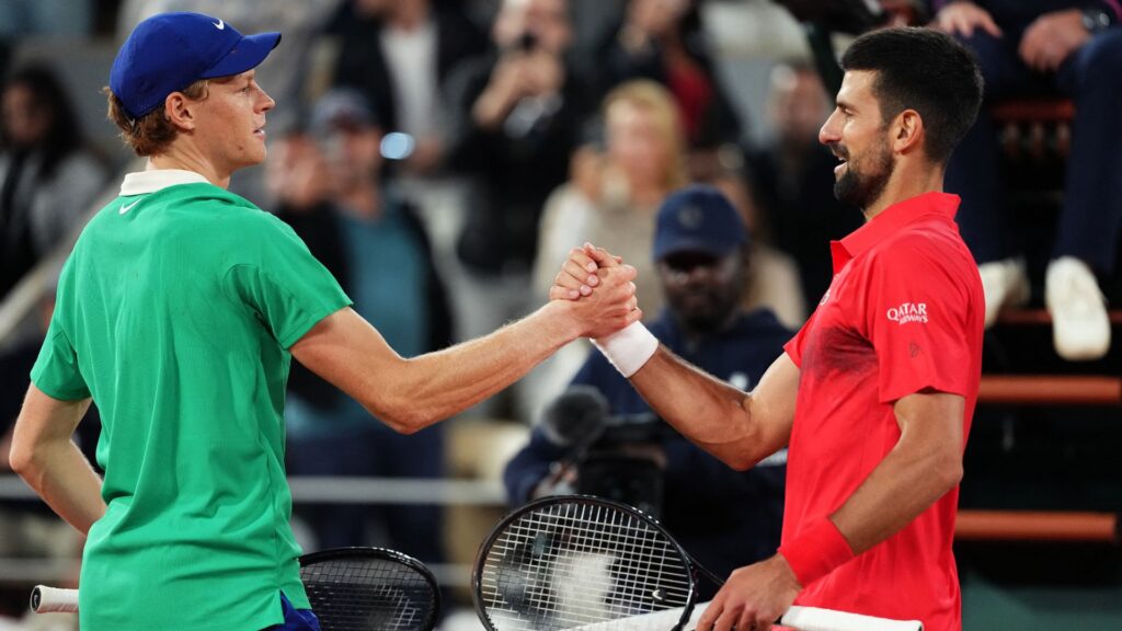 Tenistas Jannik Sinner e Novak Djokovic (Foto: Dimitar Dilkoff/AFP)