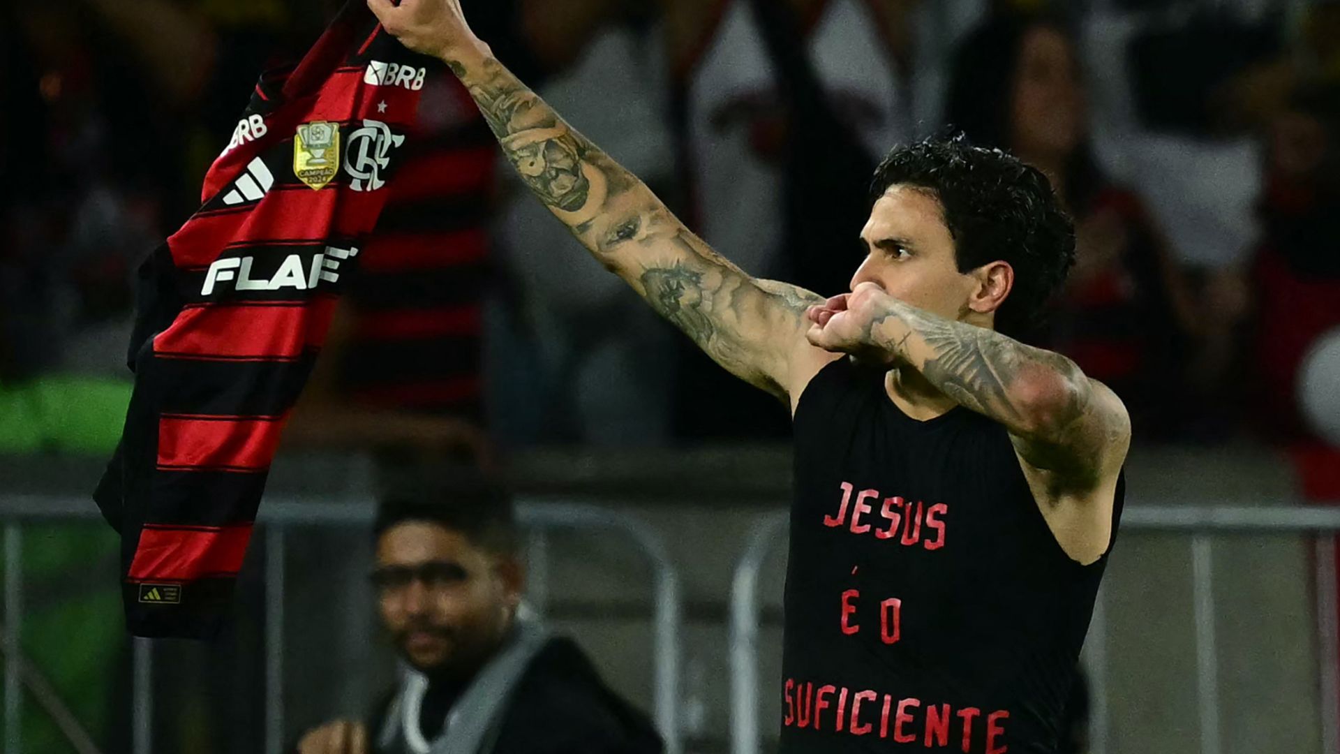 Pedro comemora gol do Flamengo de Filipe Luís