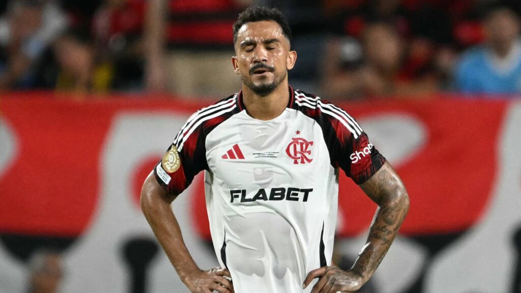 Danilo se une a Ayrton Lucas, Michael e Alex Sandro no DM do Flamengo. Foto: PATRICIA DE MELO MOREIRA / AFP