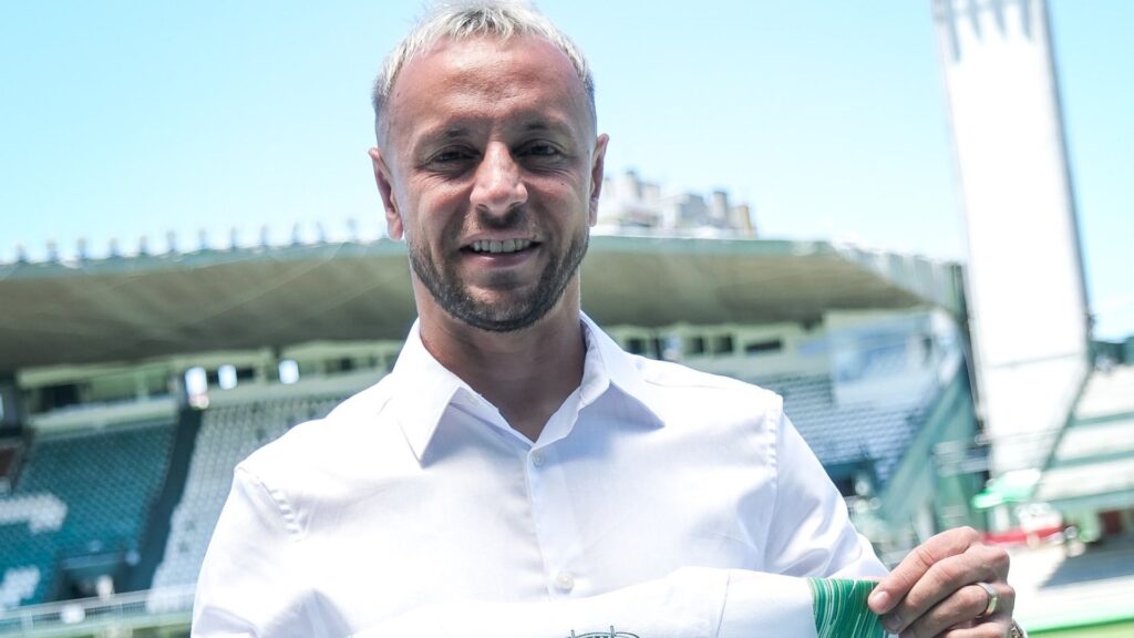 Rafinha encerrou vínculo com o Coritiba em março (Foto: JP Pacheco/CFC)