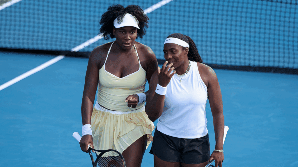 Venus Williams (esq.) atuou ao lado da compatriota Hailey Baptiste