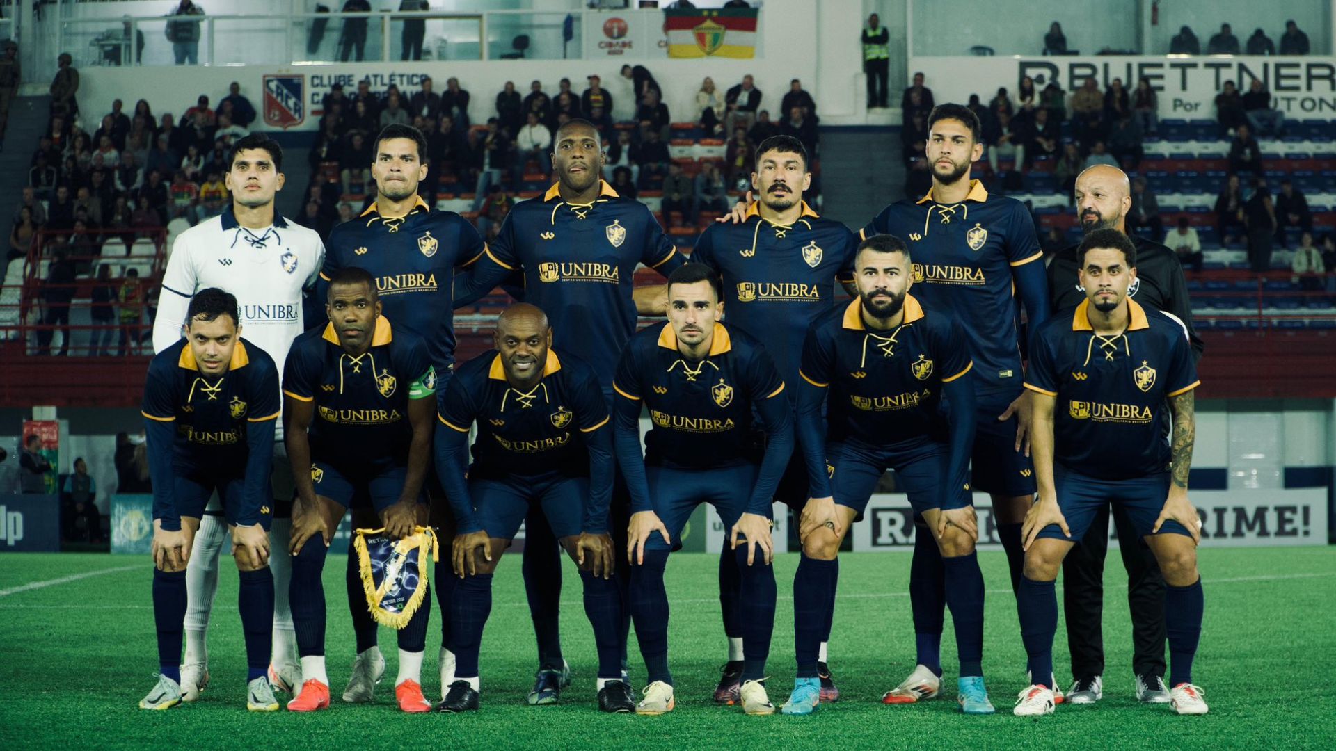 Vagner Love com elenco do Retrô