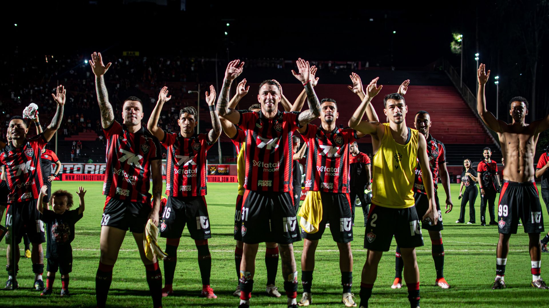 Jogadores do Vitória após vencerem o Bragantino