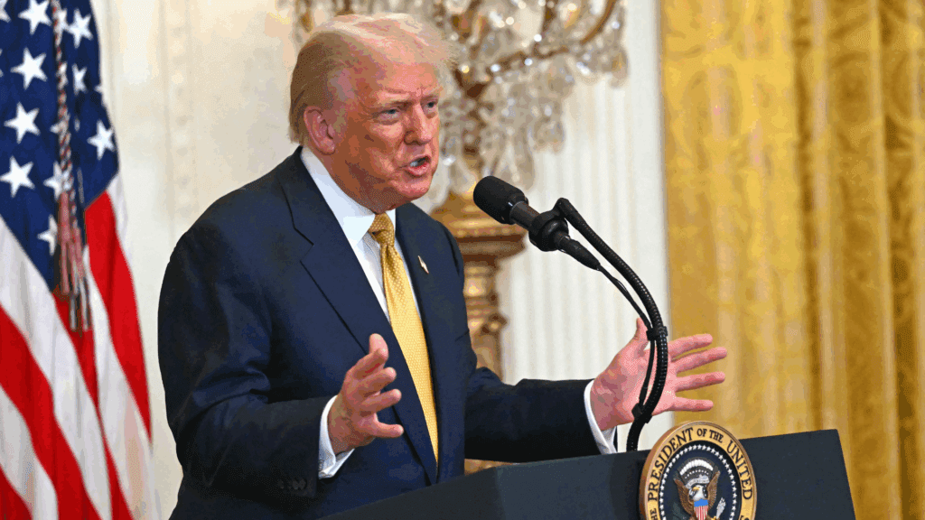 Presidente dos Estados Unidos instituiu decreto que ameaça escolas que permitam práticas esportivas para mulheres trans