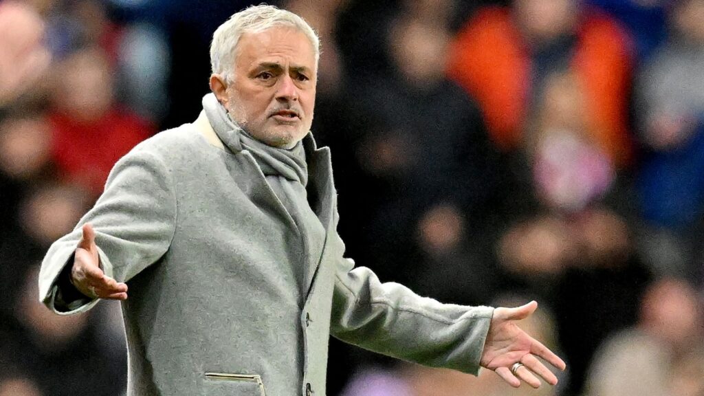 Português José Mourinho, treinador do Fenerbahçe (Foto: Andy Buchanan/AFP)