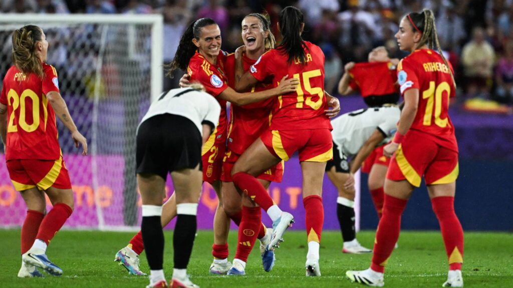 A Espanha chega em mais uma decisão de Eurocopa. Foto: Miguel MEDINA / AFP