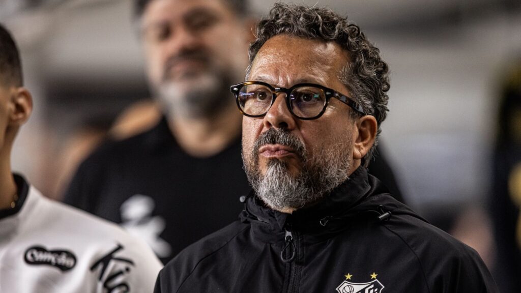 Cleber Xavier, técnico do Santos