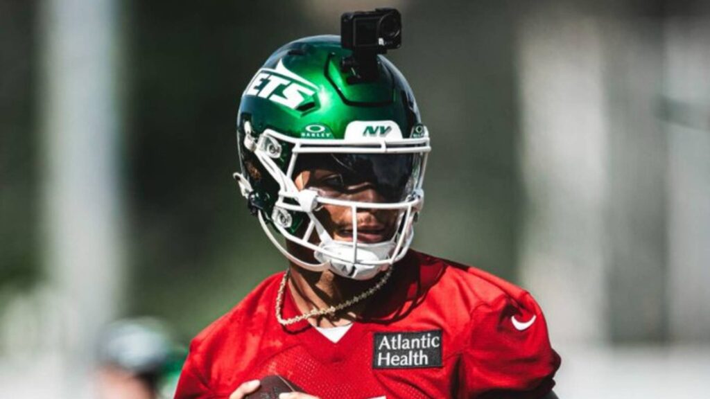 Justin Fields não preocupa o Jets para o início da temporada. Foto: Reprodução/X