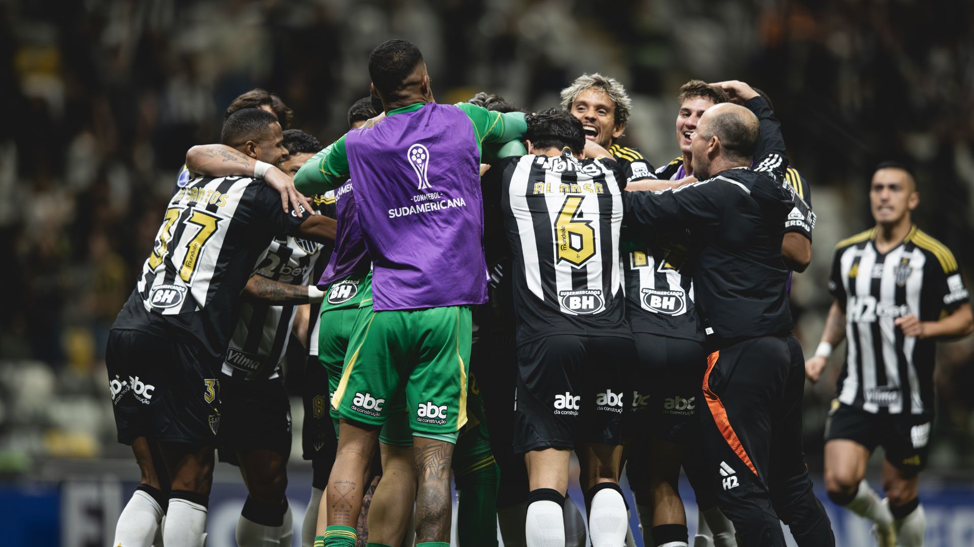 Jogadores do Atlético-MG comemora vaga nas oitavas