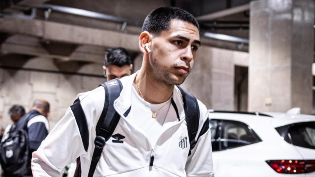 Gustavo Caballero, atacante do Santos.