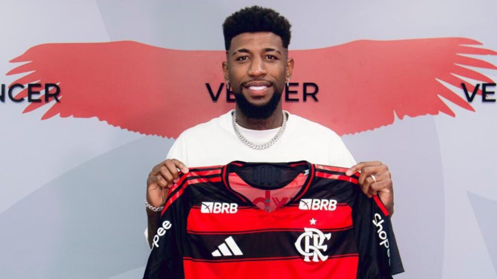 Emerson Royal posa com a camisa do Flamengo.
