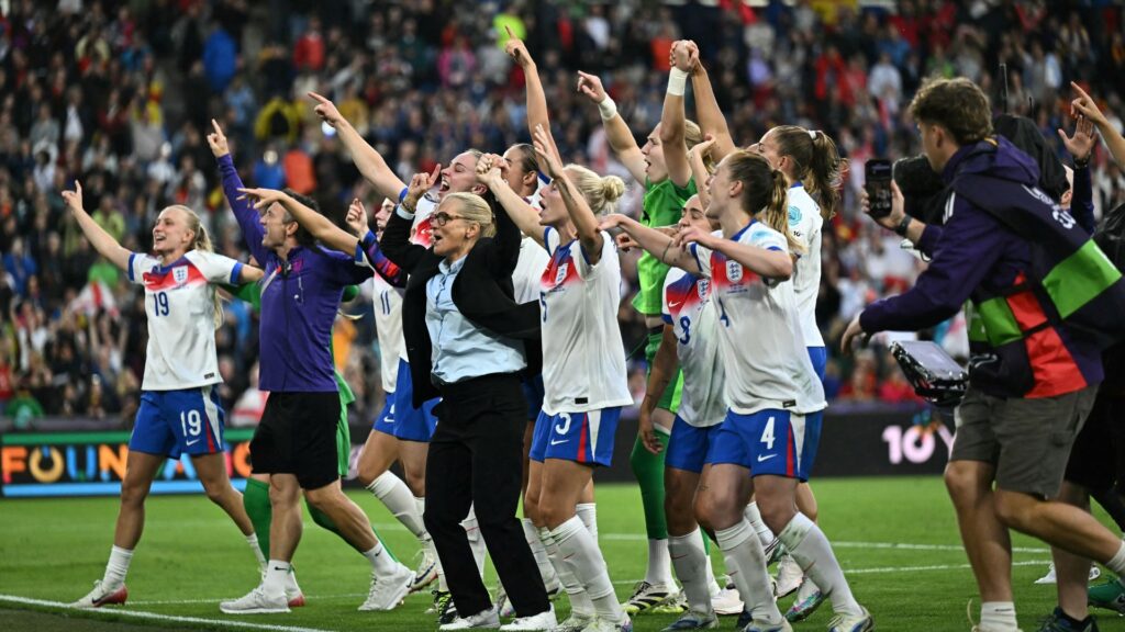 Jogadoras da Inglaterra comemoram novo título
