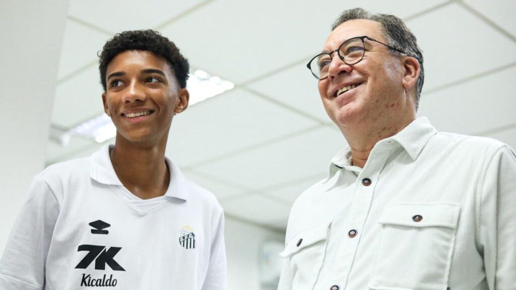 Robinho Jr. ao lado do presidente do Santos.