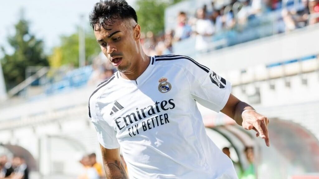 Reinier com a camisa do Real Madrid