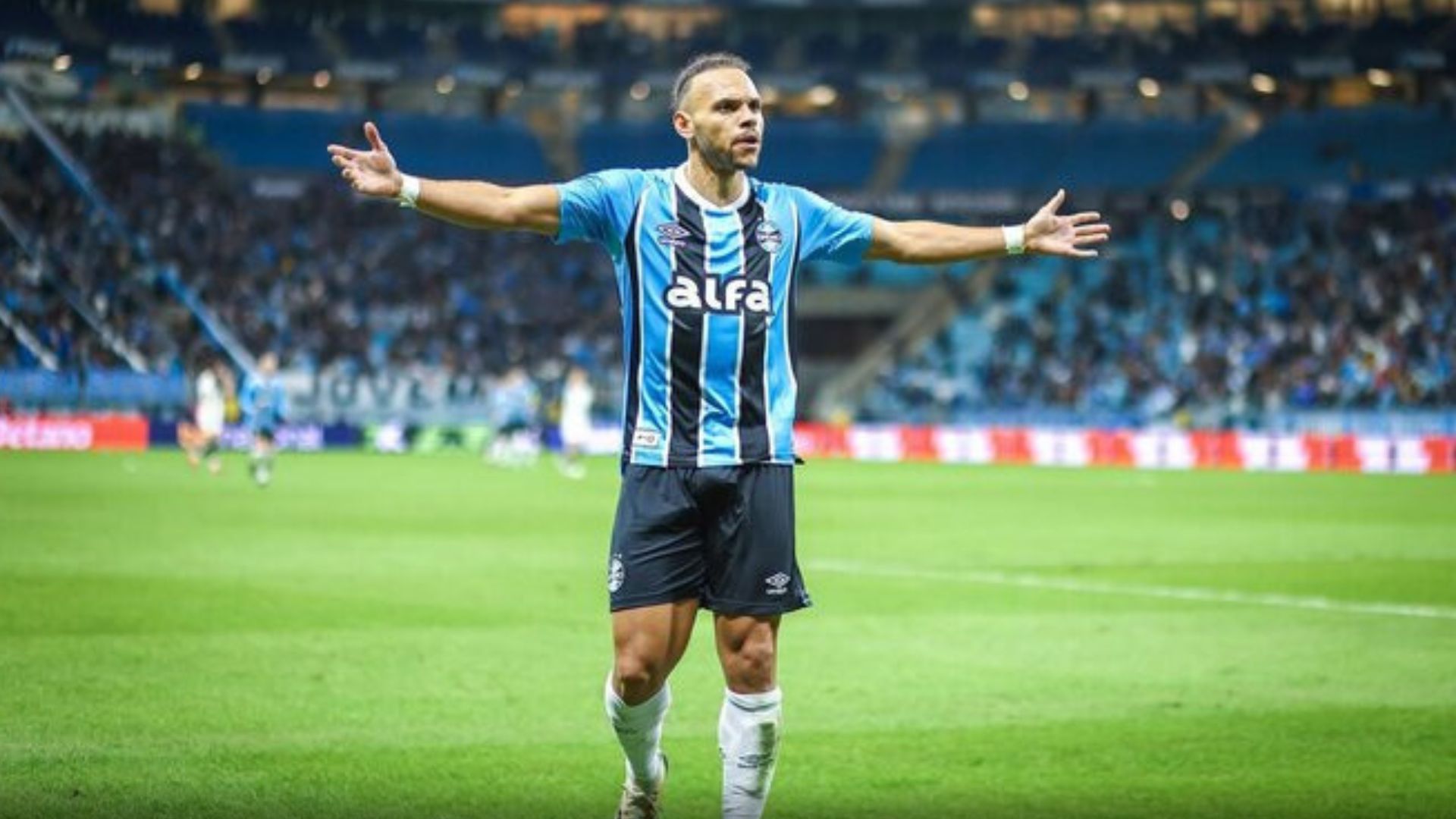 Braithwaite marcou os gols do Grêmio contra o Fortaleza.