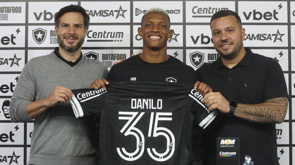 Danilo em apresentação no Botafogo