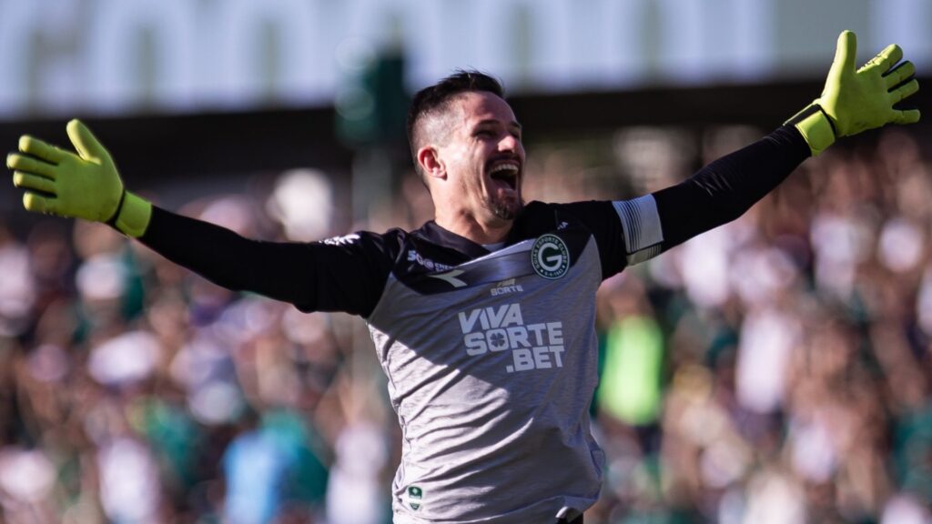 Tadeu, goleiro do Goiás, líder da Série B