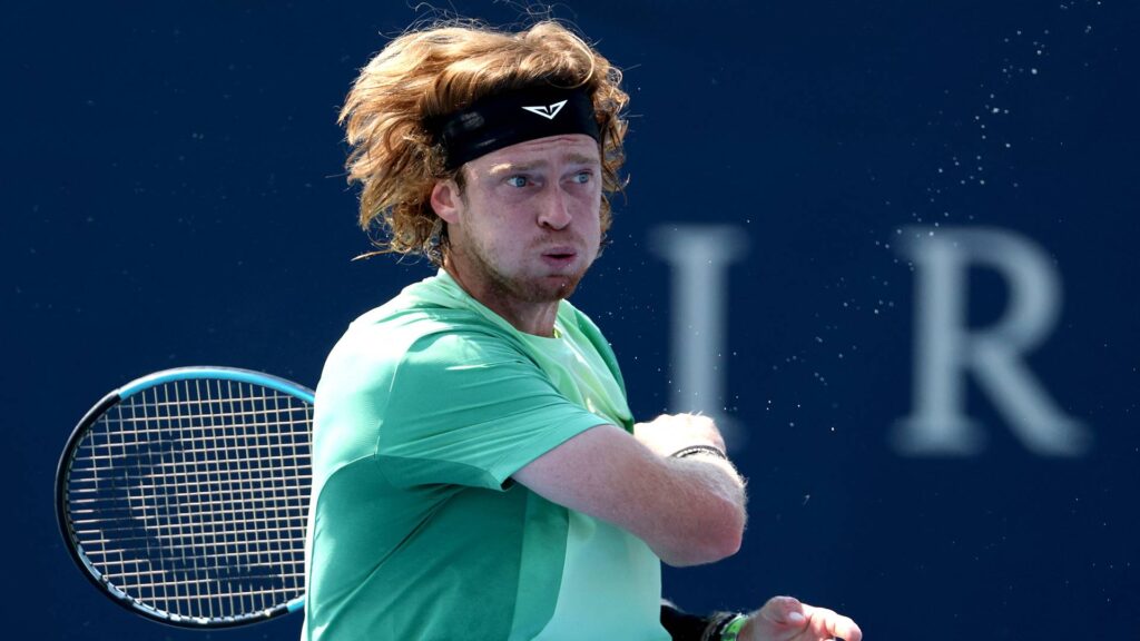 Rublev segue vivo no Masters 1000 de Toronto. Foto: MATTHEW STOCKMAN / GETTY IMAGES NORTH AMERICA / Getty Images via AFP