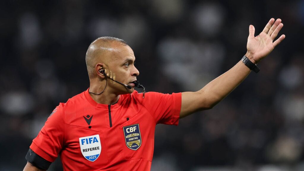 Wilton Pereira Sampaio foi o árbitro do clássico marcado pelo VAR. Foto: Cesar Greco/SEP