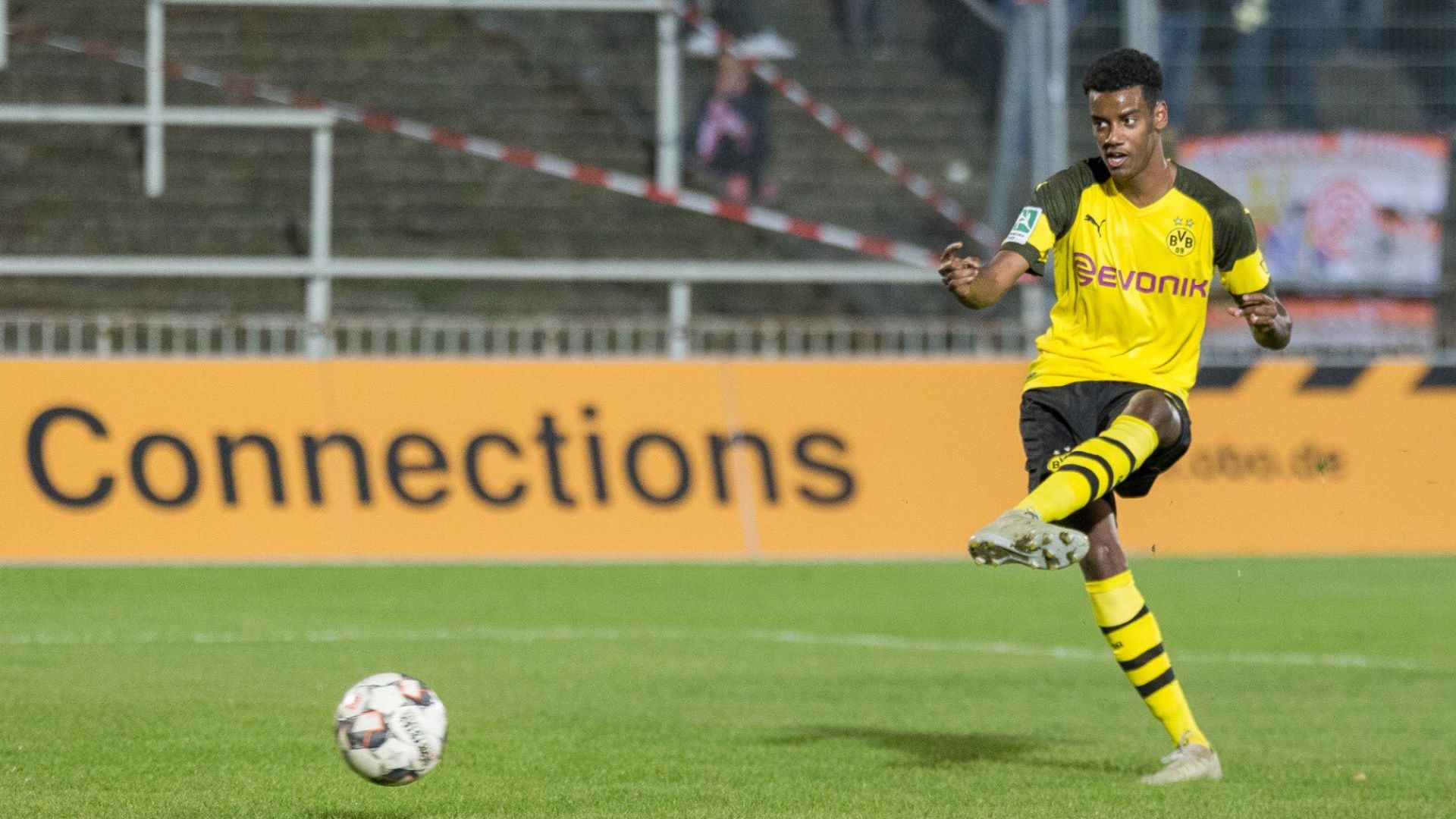 Isak em campo pelo Borussia Dortmund
