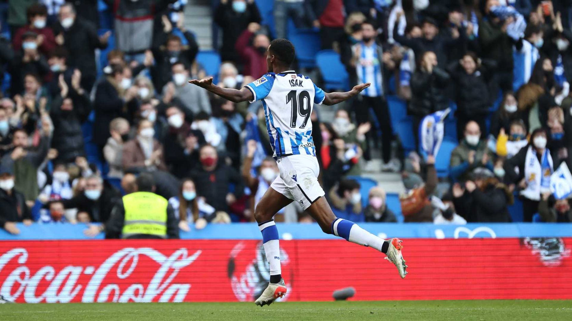 Isak comemora gol pelo Newcastle