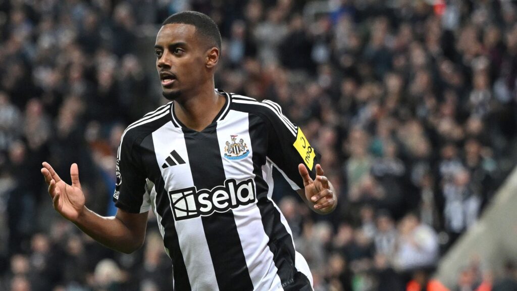 Isak comemora gol pelo Newcastle