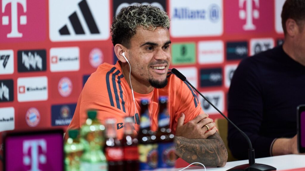 Luis Díaz em coletiva de apresentação no Bayer de Munique (Foto: Reprodução)