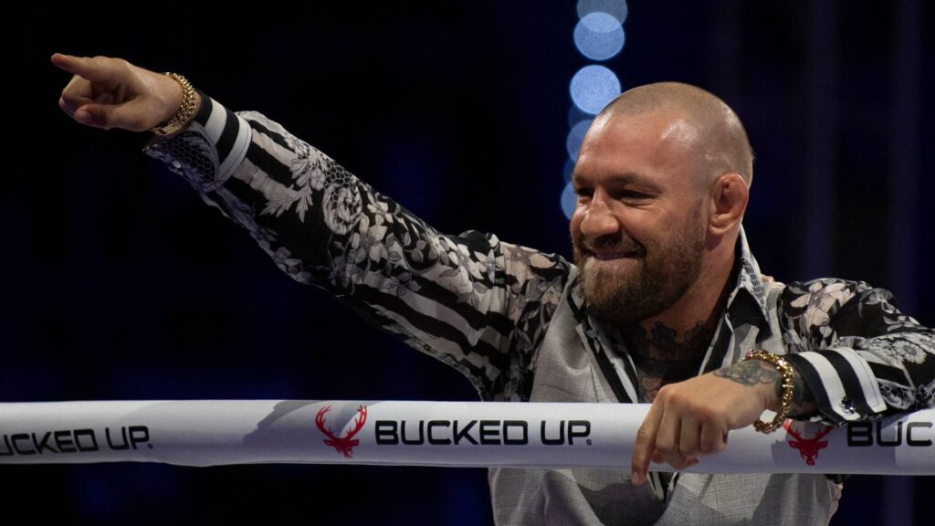 Conor McGregor foi condenado por estupro, mas ainda tenta recorrer. Foto: JORGE GUERRERO / AFP