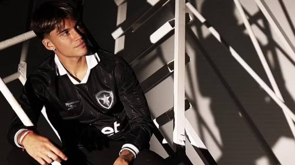 Joaquín Correa postou a camisa de manga longa do Botafogo antes do anúncio oficial, Foto: Reprodução/Instagram