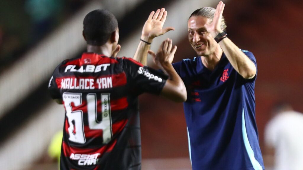 Wallace Yan ao lado de Filipe Luís