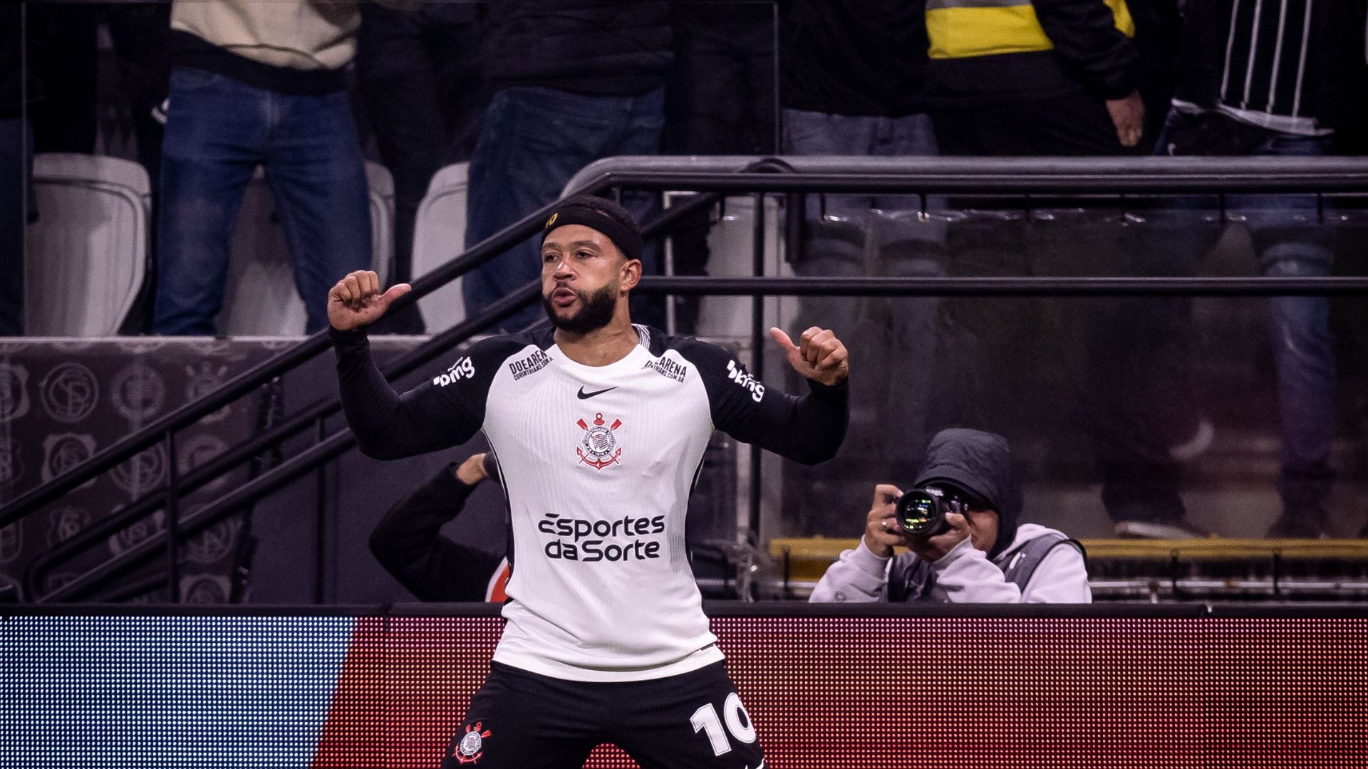 Depay comemora gol do Corinthians