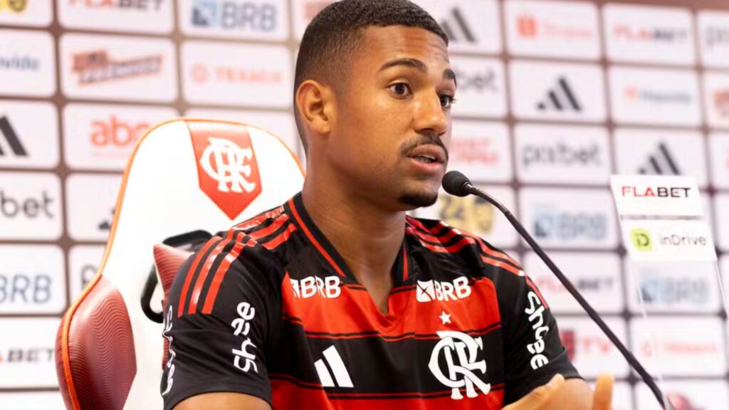 Samuel Lino em coletiva de apresentação no Flamengo (Foto: Adriano Fontes/CRF)