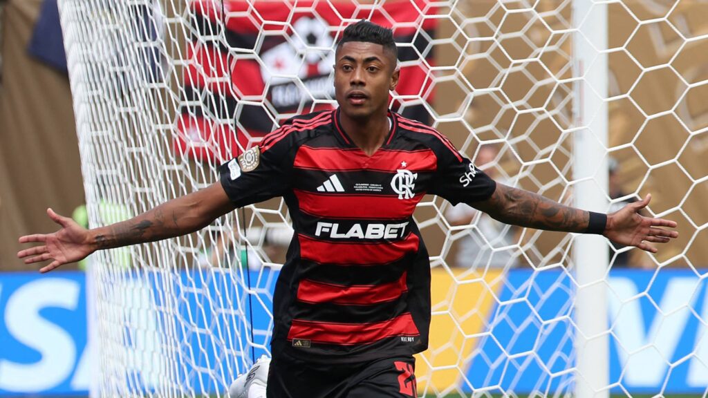 Bruno Henrique é acusado de tomar um cartão amarelo de forma proposital. Foto: FRANCK FIFE / AFP