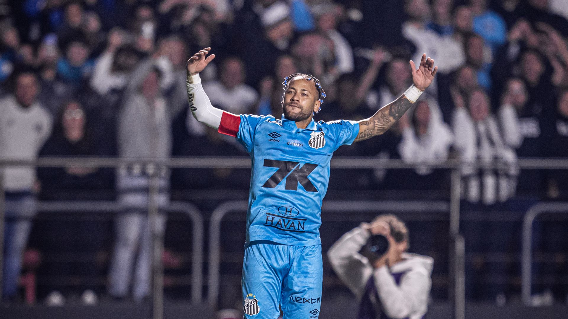 Neymar comemora gol pelo Santos