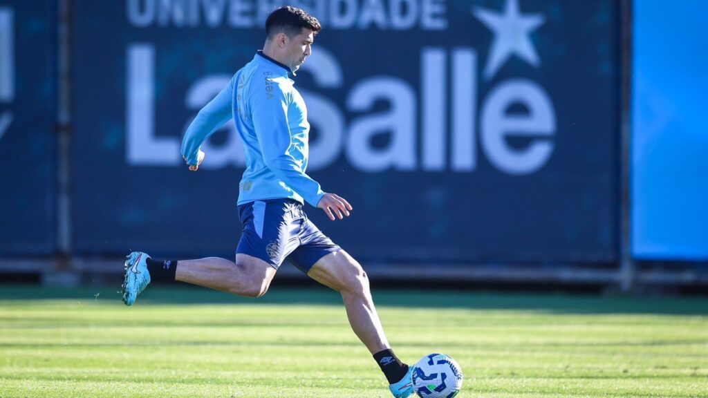 Zagueiro Balbuena em treino do Grêmio