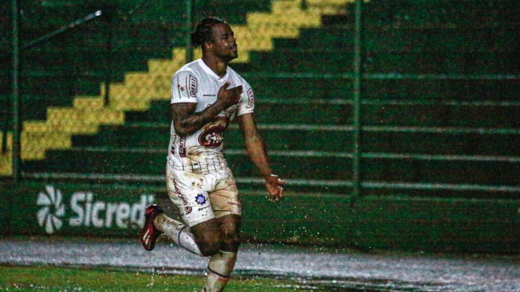 Eduardo Melo comemora gol do Caixas na Série C