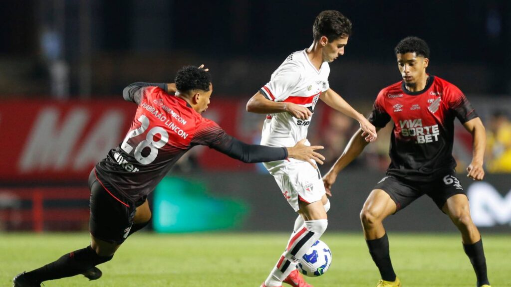 Athletico e São Paulo entram em campo nesta quarta-feira (6). Foto: Rubens Chiri e Miguel Schincariol/Saopaulofc.net