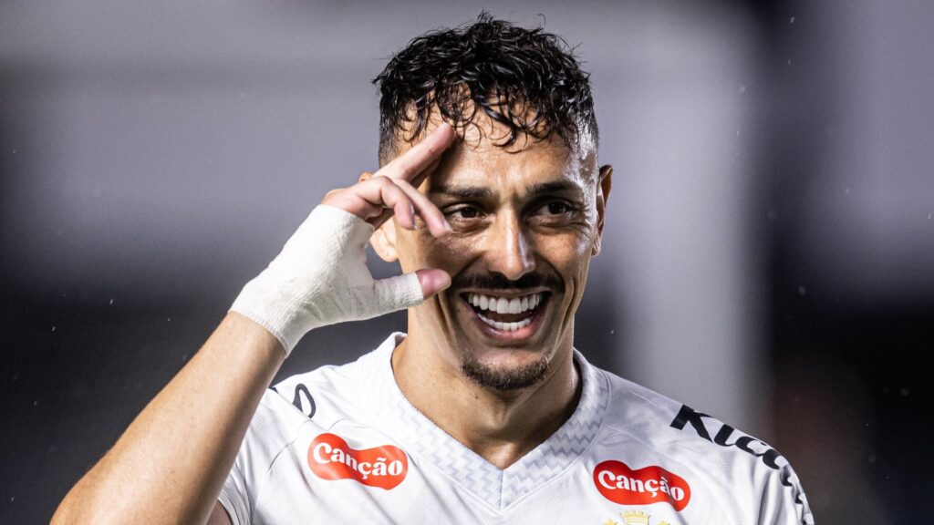 Diego Pituca comemora gol pelo Santos