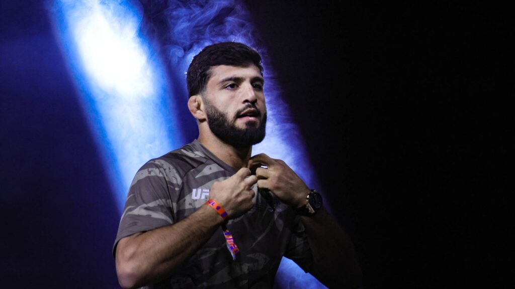 Arman Tsarukyan segue pressionando o campeão por uma chance. Foto: Carmen Mandato / GETTY IMAGES NORTH AMERICA / Getty Images via AFP