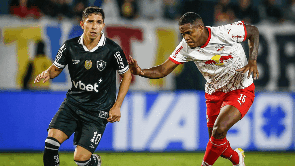 Savarino (esq.) marcou o gol da vitória do Botafogo no interior paulista