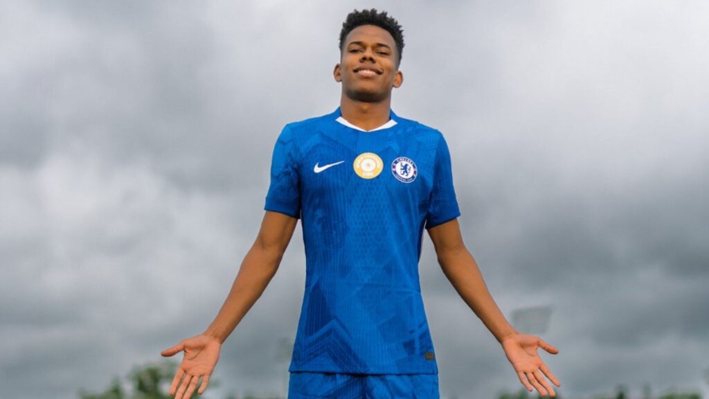 Estêvão durante anúncio do Chelsea