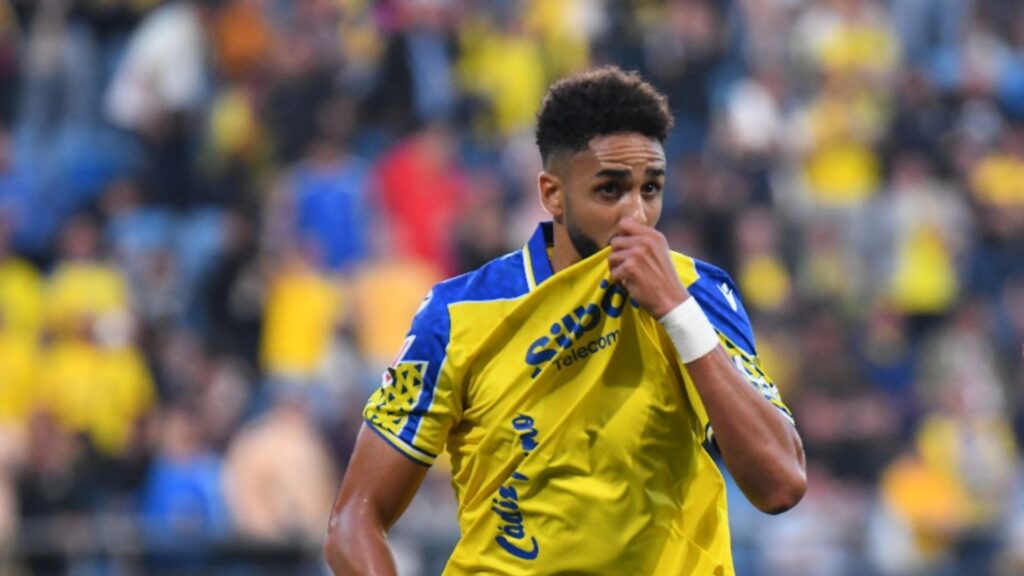 Chris Ramos, alvo do Botafogo, comemora gol pelo Cádiz