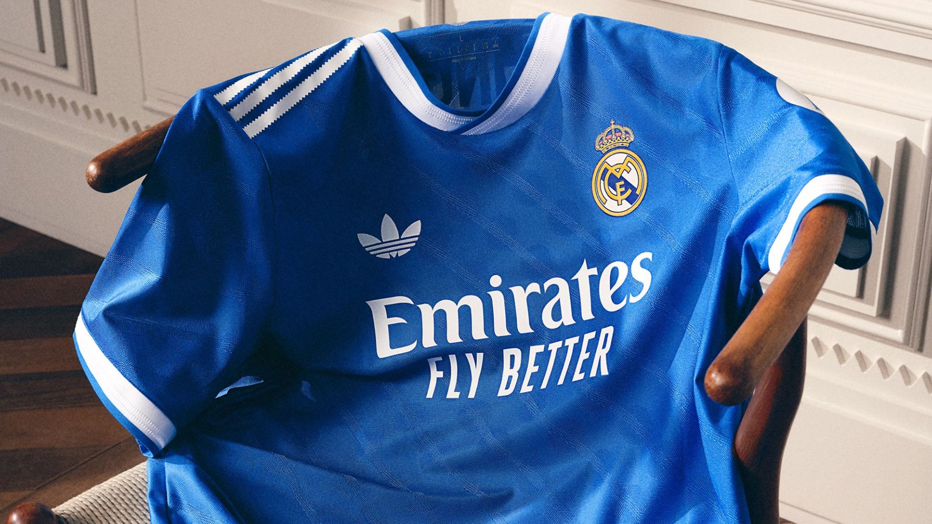Real Madrid lança camisa 3 azul para próxima temporada; veja fotos