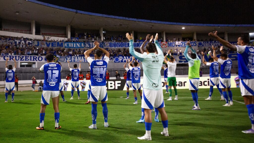 Jogadores do Cruzeiro comemoram com torcida