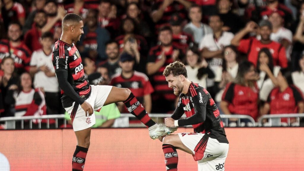 Samuel Lino e Léo Pereira comemoram gol do Flamengo