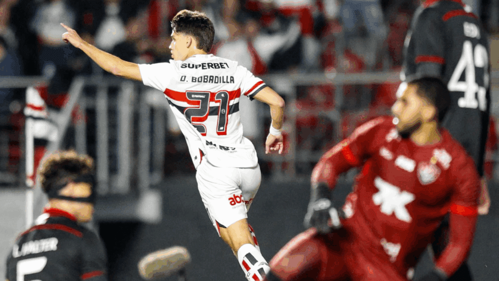 Bobadilla marcou o primeiro gol do São Paulo contra o Vitória